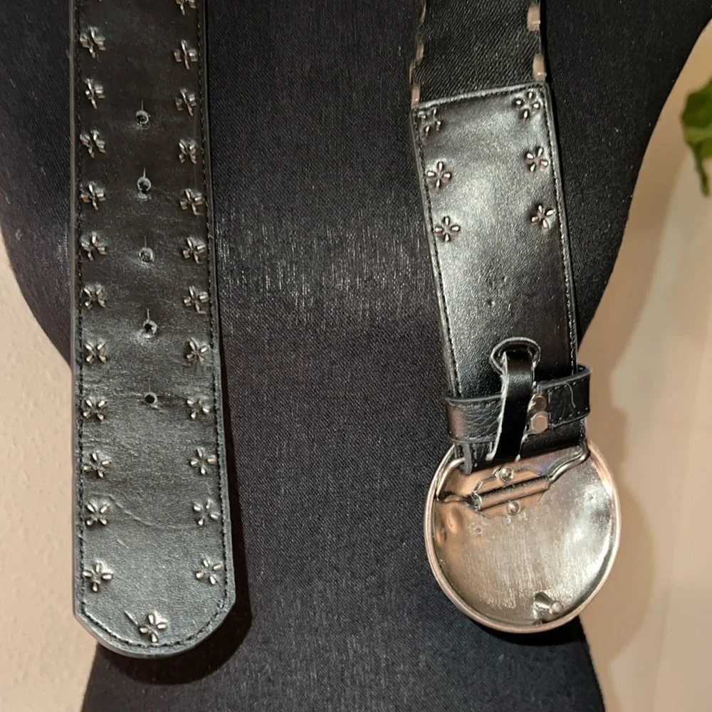 Women’s Vintage Silver Tone Coin Stretch Belt 80s Shiny Disc Metal Cincher Belt
